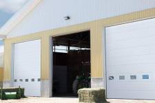 A common selection in agricultural garage doors, this G-5000 design is featured in Ice White, measuring 16 x 18 feet. With the added windows that are right at head height, you’ll ensure premium visibility when exiting in vehicles or on equipment.